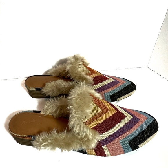 Universal Tread Boho Faux Fur Lined Chevron Print Mules - Picture 3 of 8
